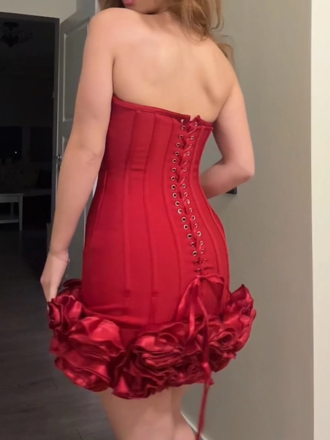 Röd axelbandslös klänning med rosvolang - 2