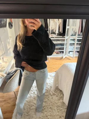 Lågmidjade ljusblåa jeans - Säljer dessa jättefina lågmidjade jeans då de inte kommer till användning längre. Har inga fläckar och är i bra skick💕