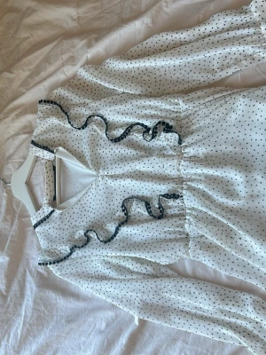 Vit prickig volangklänning från Zara - En jätte fin klänning från Zara som jag säljer för att den aldrig kommer t användning. Den är i strl S och i gott skick då den bara är använd fåtal gånger💕