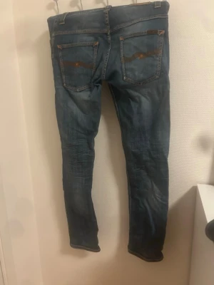 Nudie jeans - Snygga blå nudie jeasn slim fit jeans. Riktigt feta! Storlek W31 L32 (väldigt tighta i midjan). Jeansen är i mycket bra skick. Perfekt för en avslappnad still! Hör av dig vid minsta lilla fråga🤩
