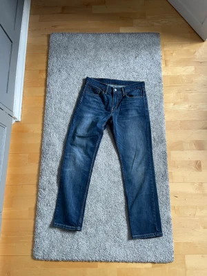 Levi's blå raka jeans - Klassiska blå jeans från Levi's med rak passform och otroligt snygga