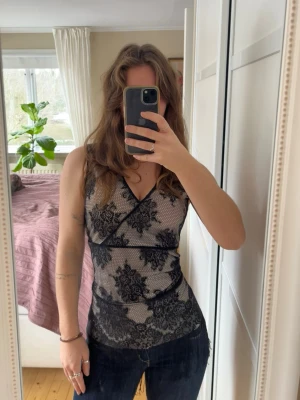 Spets lace top med fransar - Supersnygg spetstopp med fransar nedtill. Bild 3 återspeglar storleken