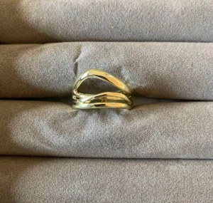 Guld pläterade ring  - Massa nya ringar i lager!! Ringarna är guld/silver pläterade och är justerbara vilket innebär att de passar alla! Skötselråd medföljer! Skriv för specifika bilder och pris då vissa är billigare än andra! Kontakta vid intresse av köp! 💓 