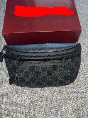 H&M - Magväska i bra skick box o dustbag medföljer 