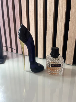 Valentino & Carolina herrera  - Två parfymer: Valentino Donna born in Roma  & Carolina herrera good girl. Se bild 2 för se hur mycket som är kvar. Perfekt om man vill testa dessa dofter innan man köper en helt ny flaska <3 