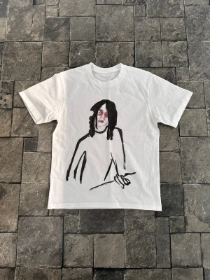 Raf Simons FW15 Guitar Boy Tee - OBS SAKNAS TAG 🛑                                                Ett ikoniskt plagg från Raf Simons höst-/vinterkollektion 2015, med den slående ”Guitar Boy”-grafiken – en rebellisk blandning av punkinspiration och high fashion-känsla.