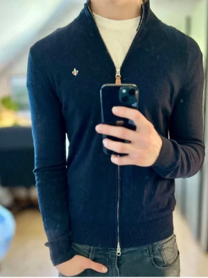 Mörkblå Morris hel zip - Mycket bra skick- modellen är M 178-188 cm - ny pris ca 2500 mitt pris 800kr// hör av för fler frågor 🤝