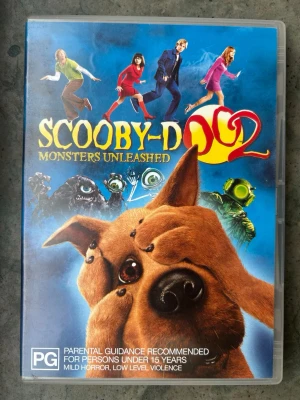 Scooby doo 2 dvd - Filmen "Scooby-Doo 2: Monsters Unleashed" på DVD.  Finns på språk: Engelska   OBS!! skivorna är begagnade så det kan förekomma repor/hairlines på skivorna, men då jag kollar igenom alla filmer jag säljer garanterar jag att alla funkar felfritt om inget annat står! :)