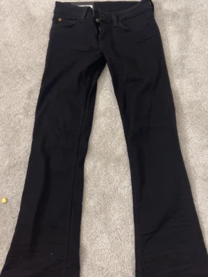 Svarta bootcut jeans Cheap Monday - Säljer ett par helt oanvända och jättefina svarta bootcut jeans från Cheap Monday! Jeansen har klassisk femficksdesign, normal midja och utsvängda ben. Materialet är stretchigt för extra komfort och passform. Perfekta för dig som gillar en retroinspirerad look❤️