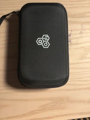 Benskydd från Smarta benskydd (Oanvända!) - Säljer ett par Benskydd från smarta benskydd! Kostar originellt 1599kr nya. Dessa benskydd trackar dig under din träning/match på hur hårt du skjuter eller hur snabbt du springer och mer, läs mer på www.smartabenskydd.se. OBS jag kan förhandla om pris!