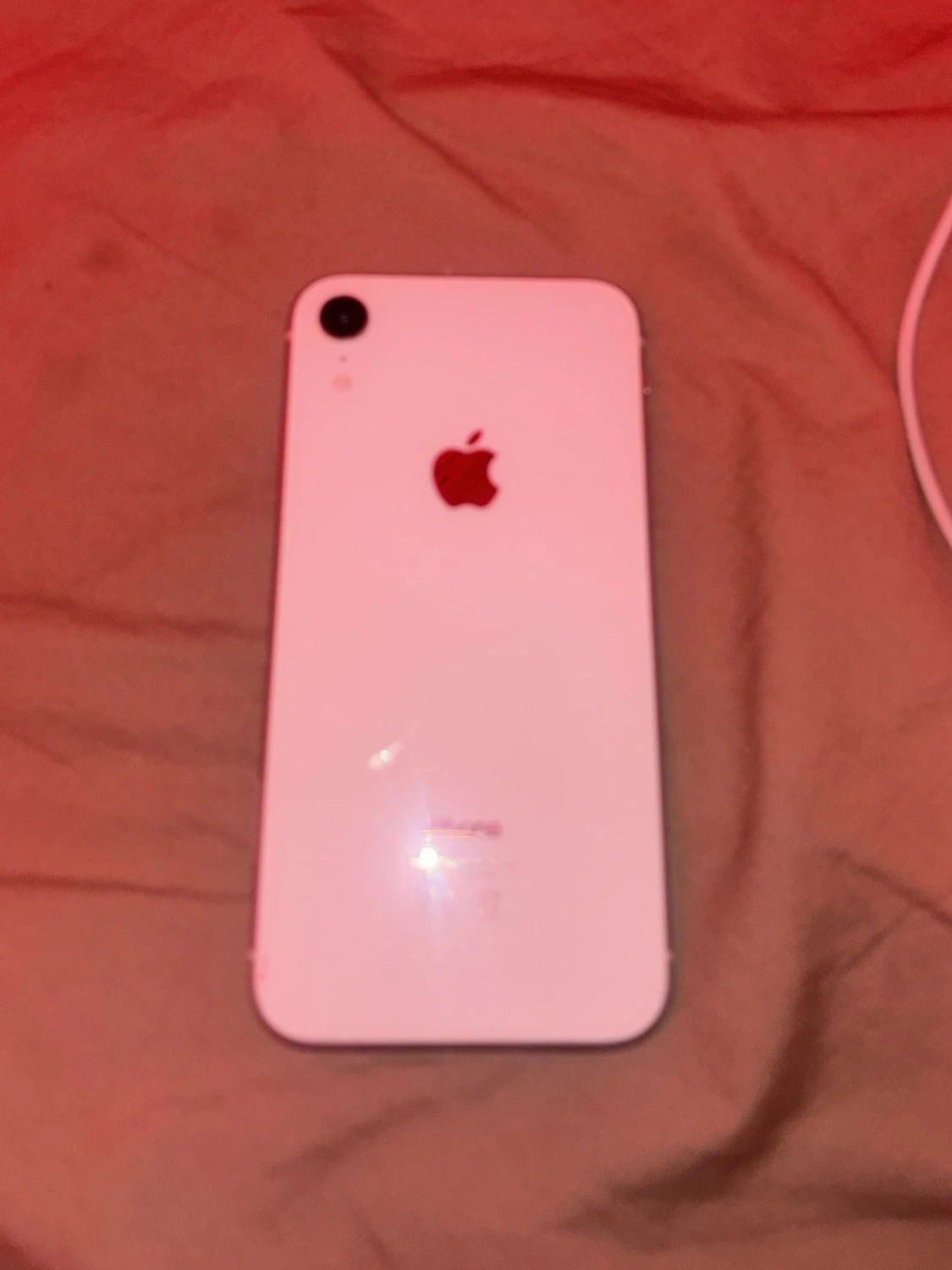 Vit iPhone XR med glasbaksida