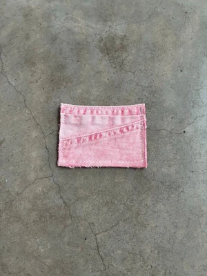 Jeansplånbok - Dropp 6  Handsydd plånbok i vintage jeans. Varje exemplar är unikt med snygga detaljer. Plånboken håller flera kort utan att dem åker ut. Små variationer i färg och struktur visar på plaggets tidigare historia💙  Tiktok: Jeanius.bc