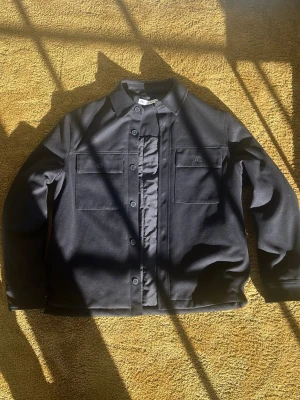 Blå overshirt  - Hallö! Nu säljer jag en riktig fet Overshirt från Zara. Overshirten är använd en gång och är i toppen sick! Skriv om ni har några frågor då är jag glad att få svara på dom🙌