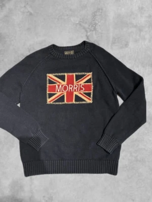 Mörkblå stickad morris tröja - Säljer nu en mörkblå stickad Morris tröja med united kingdom flaggan på bröstet där det står Morris på! I storlek M!