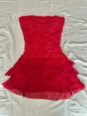 Röd axelbandslös volangklänning - Fransk miniklänning med volanger och paljetter