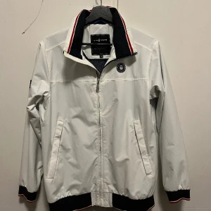 Sail racing jacka  - Jag säljer denna fina sail racing Windbreaker jackan i fint skick. Nypris kostar jackan runt 2000 kroner och säljer därför den för 300 korner men kan alltid vara med på en förhandling vid snabb affär.  Storlek 170 cm 