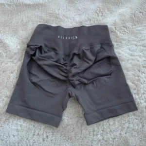 Relode Aura shorts - Supersnygga träningsshorts med scrunch från Relode, aldrig använda då de tyvärr är för små för mig, storlek S, passar XS-S😇💖 Nypris är 579