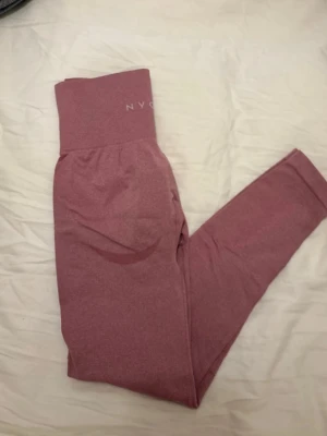 Rosa seamless leggings från NVGTN - Säljer ett par snygga rosa seamless leggings från NVGTN med hög midja och stretchigt material. Perfekta för gymmet. 
