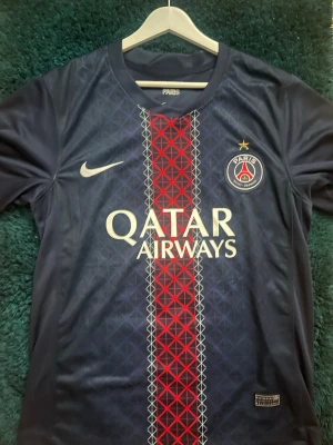 PSG hemmatröja 25/26 Authentic (dembele) - Snygg mörkblå PSG matchtröja från Nike med O. Dembélé och nummer 10 på ryggen. Tröjan har inte använts någon gång och är autentisk. Tröjan är stor i storleken