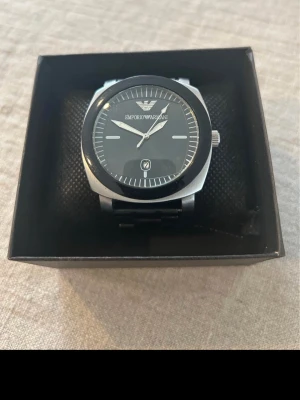 Vintage Emporio Armani AR0033 46mm Herrklocka - Säljer en unik vintage herrklocka från Emporio Armani i nyskick. Går bra, armband i stål (ej original), datumvisare, vattentät osv. Behöver bara nytt batteri och har något kort länk. Fås i klocklåda. Modell: AR0033.  Nypris: 2000 SEK Begagnat pris: 700 SEK Mitt pris: 489 SEK  Skickas alltid spårbart och snabbt (ofta samma dag) eller hämtas i Glumslöv.  Hör av dig vid frågor och se gärna mina andra annonser också!