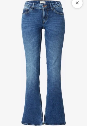 HELT NYA LÅGMIDJADE JEANS! läs mer 👇 - Superfina Lågmidjade jeans fick hem de precis idag men var tyvärr försmå, från Lindex helt nya i storlek 36. Modellen heter Fay the flare low waist . Nypris 499 köpte asså för 499 idag och säljer nu för 299!!!!! Vilket är 200 kr billigare för helt nya byxor , Så passa på! Helt slutsålda