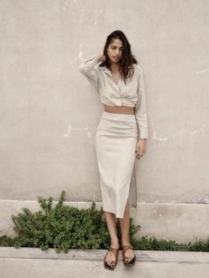 ZARA Beige set - skjorta med linne med veck + kjol med slits - Stilren beige set - kjol med slits och v-ringad omlott överdel. Skjortan har långärmade ärmar och en croppad topp som är knuten framtill.