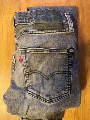 Grå Levi's 511 slim jeans - Snygga grå jeans från Levi's modell 511 med slim fit passform. 30/34. Gråa