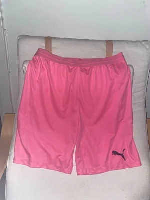 Rosa Puma Shorts - Puma shorts i storlek S aldrig använda