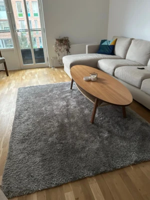 Grå fluffig ryamatta - Säljer en stor, rektangulär ryamatta i grått med lång och mjuk lugg. Mattan är tillverkad i syntetmaterial och ger ett mysigt intryck till rummet. Perfekt för att skapa en ombonad känsla i vardagsrummet.Säljer en BIRK-matta från JYSK, inköpt i Danmark.  🩶 Storlek: 160*230 cm  🩶 Färg: Grå 🩶 Skick: Som ny – mycket ren 🩶 Inga fläckar 🩶 Inga skador 🩶 Från ett rökfritt och välskött hem  Mattan är väldigt mjuk och mysig – perfekt för vardagsrum eller sovrum. Den ger ett varmt och modernt intryck i hem