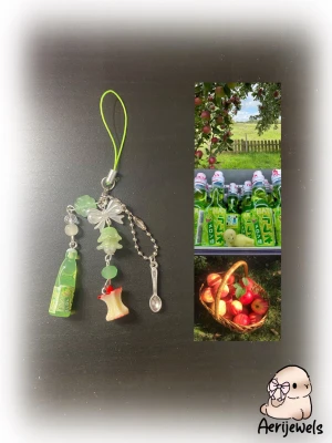 Apple phonecharm  - 100% handgjord av mig! Snälla kontakta innan du trycker på köp nu, ifall den redan har blivit såld på en annan app🫶🏼 #trinket #y2k #alt #emo #goth #anime #kpop #scene #whimsical #fairy #fairycore #fairygrunge #kawaii #coquette #sanrio #juminocore #shoujo #swag 