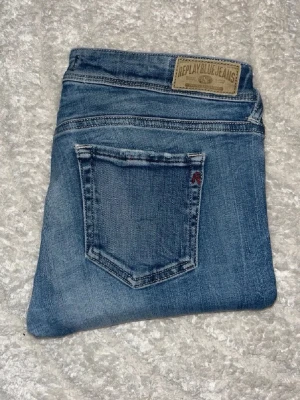 Replay Jeans - Ljusblåa jeans från Replay med låg midja och skinny passform. Midja 38cm, längd 98cm. JAG SKICKAR EJ FLER BILDER NÄR JAG BÄR JEANSEN! för bättre inblick i passformen rekommenderar jag att googla på modellnamnet. För storleksguide kolla måtten noggrant då jeansen alltid kan vara uppsydda heller krympta och jag ej tar emot returer :) 1,53