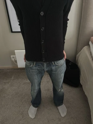 Stickad cardigan  - Säljer nu min stickad cardigan väldigt bra skick på den hör av er den kan även passa stolrek S