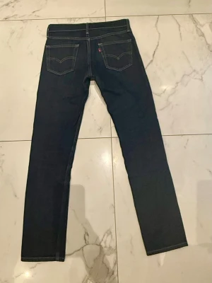 Levi’s 511 Mörkblå  jeans - Snygga mörkblå jeans, slim fit med raka ben, klassiska kontrastsömmar.  Använd bara ett fåtal gånger. W30 L32. Pris kan diskuteras vid snabb affär.