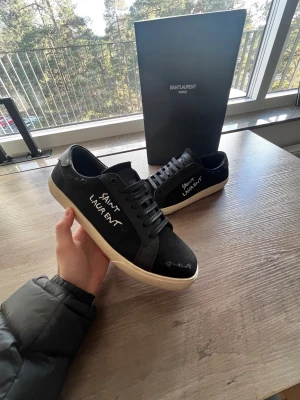 Svarta Saint Laurent sneakers - Säljer ett par Saint Laurent dojjer🙌🏻| Skick 10/10🔥| Skriv vid minsta fundering 💭 