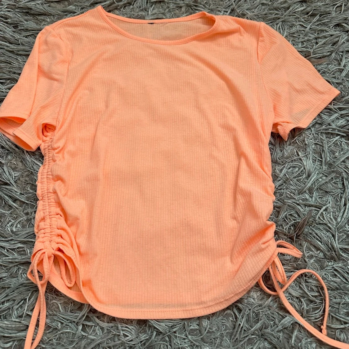 Persikofärgad ribbad topp med snörning