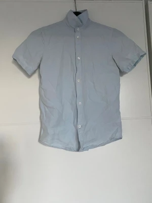 Skjorta - Ljusblå söt skjorta i fint skick, en defekt - se bild. Storlek 146 men passar  xxs/xs