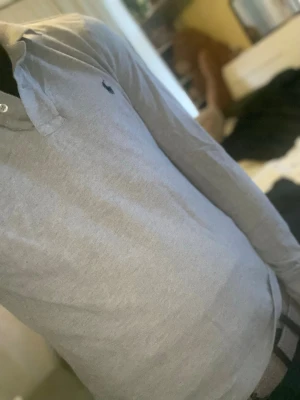 Ralph Lauren Skjorta/Tjocktröja  - Säjler en Ralph Lauren Skjorta-Tjocktröja. Har knappar i halsen och är skön.