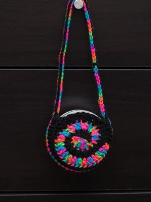 Virkad snusväska  - Virkad snusväska som enkelt fästs på till exempel handväskan.   Virkad i akrylgarn.  Färger kan variera beroende på skärminställningar.