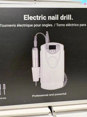 Elektrisk nagelfil med display - INTRESSE KOLL VÄLKOMMER ATT BUDA Elektrisk nagelfil med digital display och flera inställningar. Maskinen är vit och silverfärgad och levereras med handstycke och utbytbara filhuvuden. Perfekt för att forma och släta ut naglar. Professionell och kraftfull design.använd 1 gång