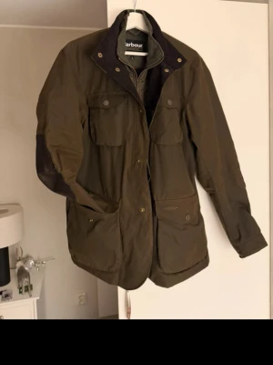 Barbour Ogston Jacket - Barbour ogston jacka, storlek L.  Köpt i december 2025 på Nordiska kompaniet Göteborg. Använd ca 5 gånger.  Ny pris 5000:-  Mitt pris 3000