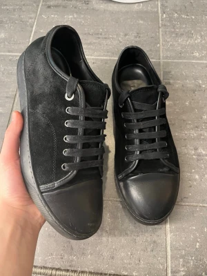 Svarta lanvins skor  - Mycket fint skick, inga defekter! Uk 9 motsvarar storlek 43/44. Självklart äkta. Endast skorna medföljer. Snabb affär=bättre pris!