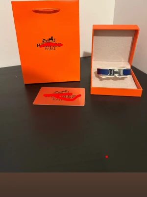 H armband  blå,orange - Fina armband med h OBS man får välja en av färgerna inte båda