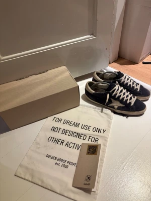 Golden goose  - Säljer mina golden goose för de inte kommer till användning.