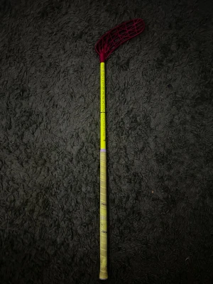 Unihoc innebandyklubba gul/röd - Säljer en Unihoc innebandyklubba Superskin 30 flex i 92cm, på sitter ett evolite blad i den röda färgen. Kan tänka mig byten mot higlight blad i right!