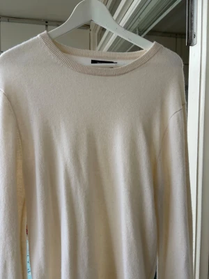 Vit cashmeretröja från Matinique. 100% cashmere - Klassisk vit stickad tröja från Matinique i 100% cashmere. 