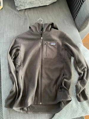 Patagonia M'S R1 AIR FULL-ZIP HOODY Helt ny - Helt ny, köpt för 1800kr hos naturkompaniet. 