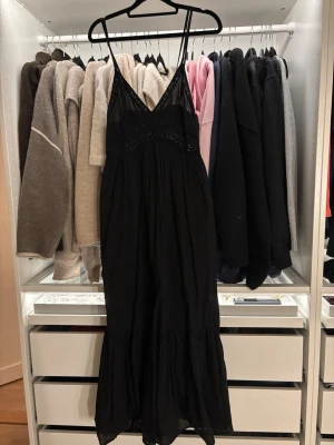 Svart långklänning med tunna axelband - Säljer en svart långklänning med tunna axelband och v-ringning. Från Zara i storlek S men passar S/M skulle jag säga. Jag har vanligtvis xs/s och den är lite stor