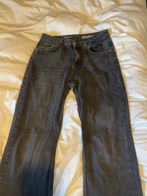 Svarta raka jeans från Denim - Svarta jeans från Denim med rak passform. 