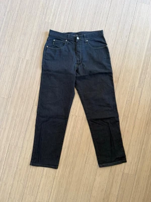 Mörka jeans från Armani Jeans - Sällsynta byxor från Armani jeans. Väldigt bra skick och svåra att få tag på. Vid fler frågor eller intresse för fler bilder är det bara att höra av sig🤠
