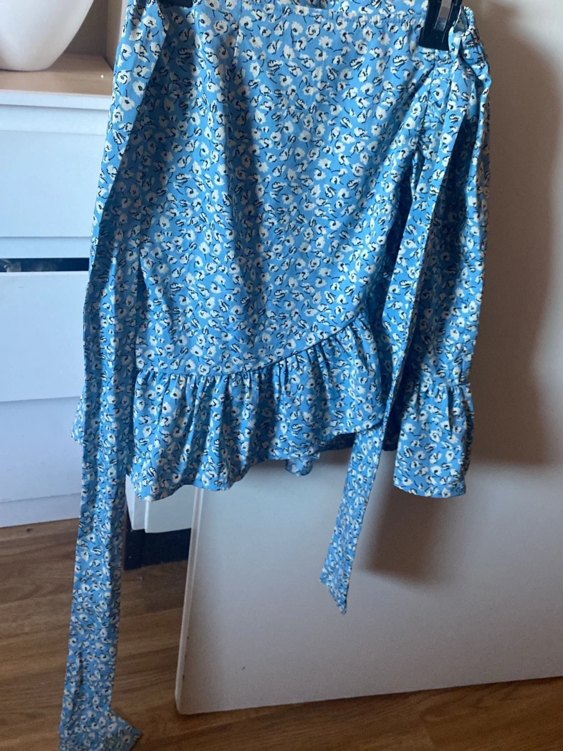 Only Blått blommigt set med volanger